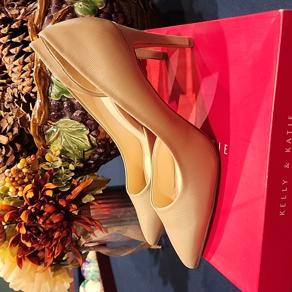 Kelly & Katie Taupe Heels Size 9 - Picture 2 of 6